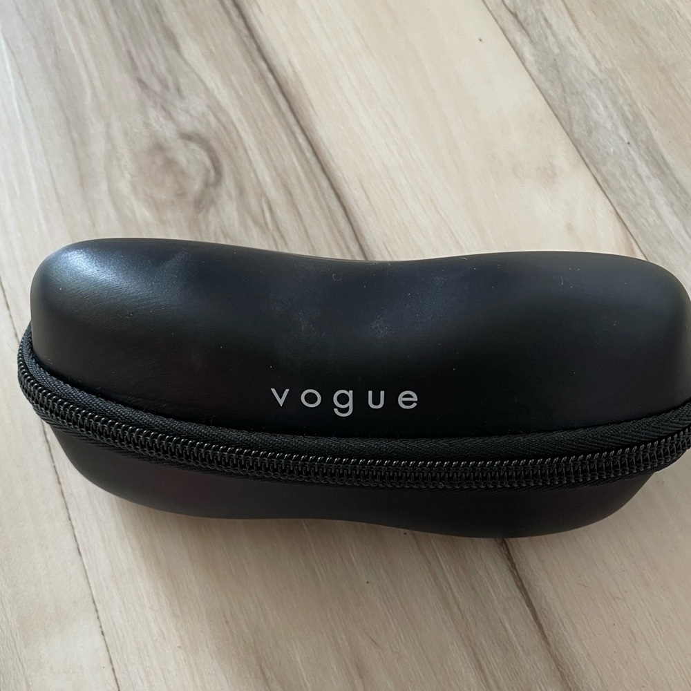 Vogue black zip hard glass case.